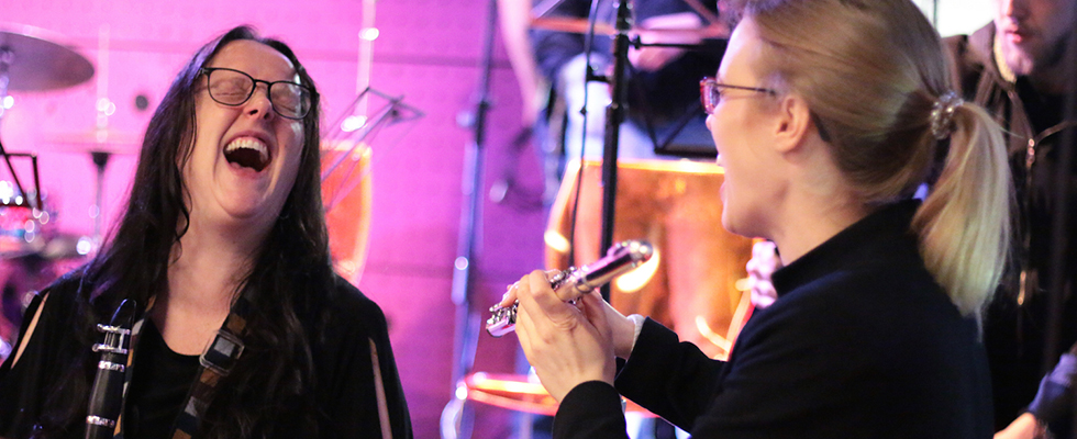Suzanne Higgins a Andrea Šulcová na koncertě Concept Art Orchestra (foto: Jan Mazura)