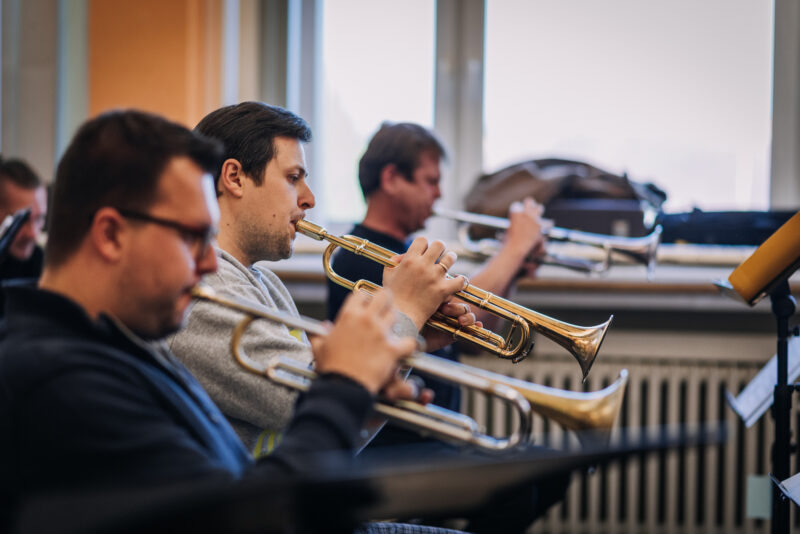 Miroslav Nováček, Felix Meyer a Jan Přibil na zkoušce k projektu Concept Art Orchestra a Jan Mazura – Návraty, Konzervatoř Jaroslava Ježka, 7. 10. 2022 (foto Ondřej Šuran, Storytellers Photography)