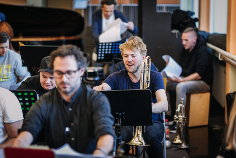 Štěpán Janoušek na zkoušce k projektu Concept Art Orchestra a Jan Mazura – Návraty, Konzervatoř Jaroslava Ježka, 7. 10. 2022 (foto Ondřej Šuran, Storytellers Photography)