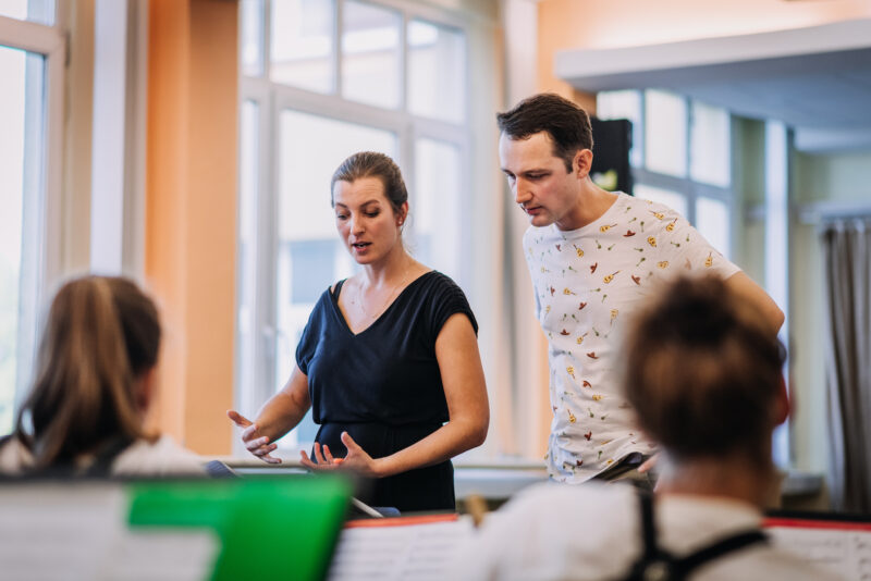 Štěpánka Balcarová a Jan Mazura na zkoušce k projektu Concept Art Orchestra a Jan Mazura – Návraty, Konzervatoř Jaroslava Ježka, 7. 10. 2022 (foto Ondřej Šuran, Storytellers Photography)