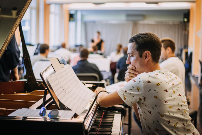 Jan Mazura na zkoušce k projektu Concept Art Orchestra a Jan Mazura – Návraty, Konzervatoř Jaroslava Ježka, 7. 10. 2022 (foto Ondřej Šuran, Storytellers Photography)