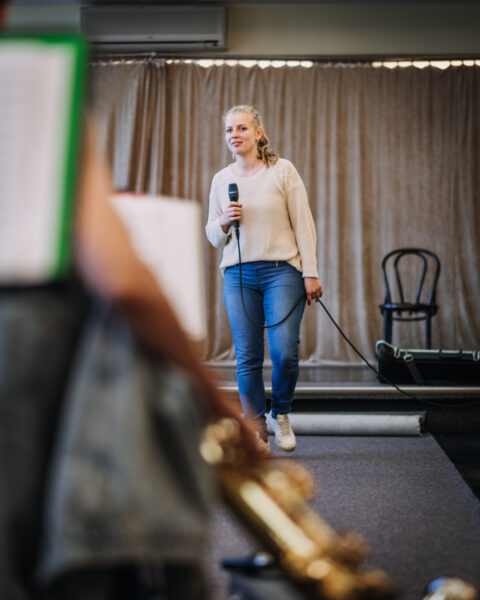 Lucia Bakaiová na zkoušce k projektu Concept Art Orchestra a Jan Mazura – Návraty, Konzervatoř Jaroslava Ježka, 7. 10. 2022 (foto Ondřej Šuran, Storytellers Photography)