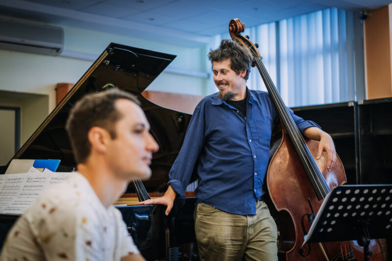 Jan Mazura a Jiří Slavík na zkoušce k projektu Concept Art Orchestra a Jan Mazura – Návraty, Konzervatoř Jaroslava Ježka, 7. 10. 2022 (foto Ondřej Šuran, Storytellers Photography)