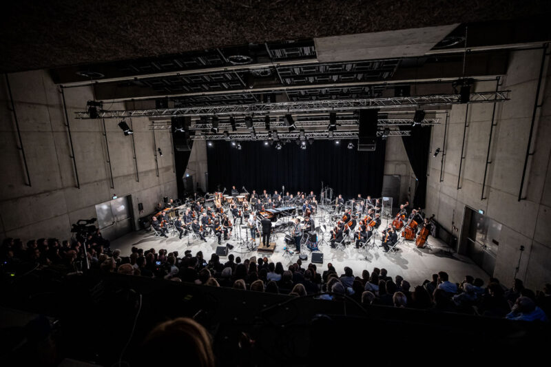 Premiéra společného projektu Concept Art Orchestra a SOČRu s názvem V okamžiku, který napsali Luboš Soukup a Vít Křišťan, 11. 5. 2023, DOX+, Praha (foto Michal Fanta)