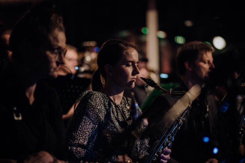 Nela Dusová na premiéře projektu Concept Art Orchestra a Jan Mazura – Návraty, Jazz Dock, Praha, 9. 10. 2022 (foto Jana Křížková)